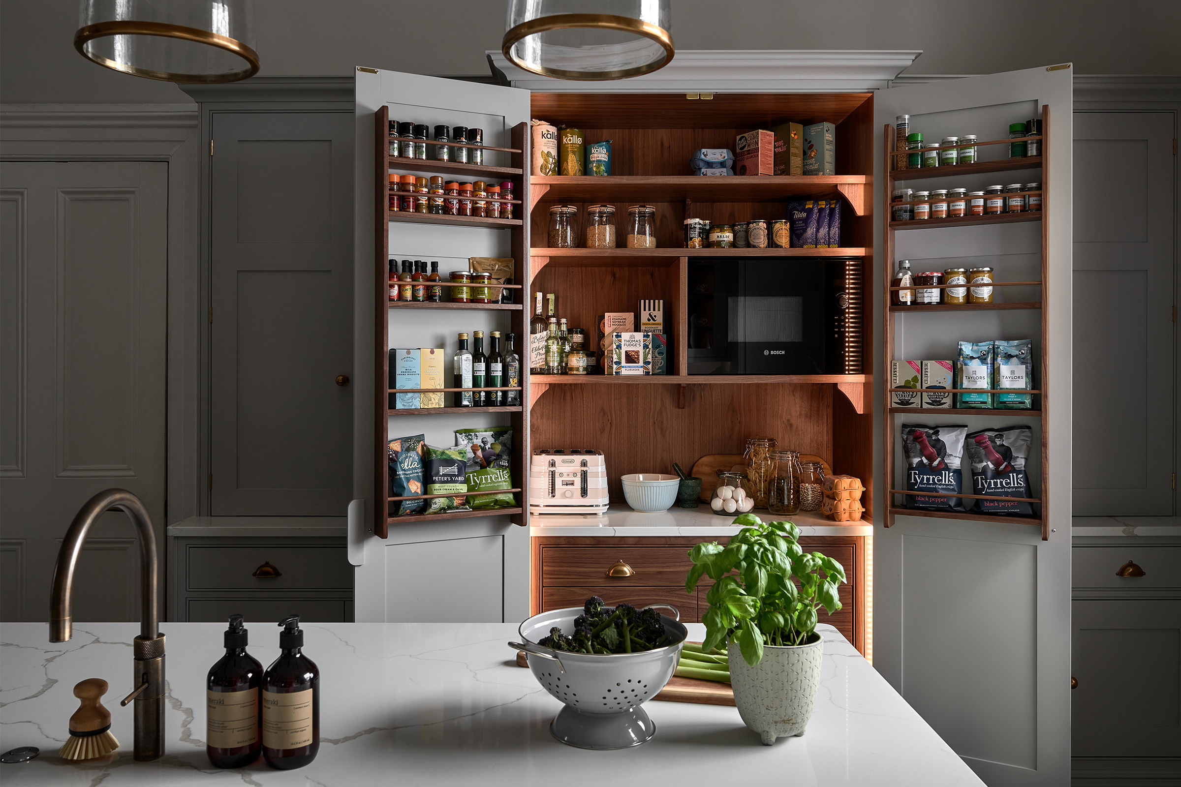Villiers Kitchen | Beaded Classic Shaker | Pantry